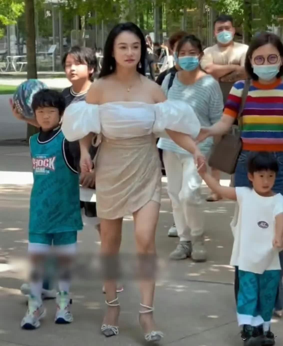 冉莹颖带孩子参加学校活动，看她穿的这套裙子，有点绷不住了。她带孩子参加亲子活
