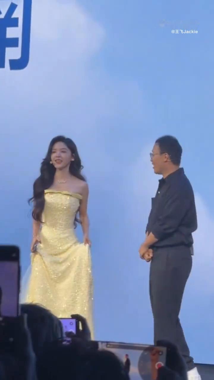 哈喽，张若楠。中国的朋友们大家好，我是演员张若楠。起伏哥，gt8pro已经拿上了