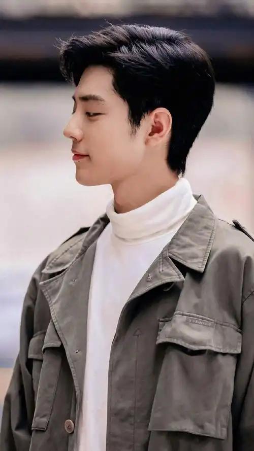 肖战牵着“儿子”的手进场昨天《得闲谨制》的路演现场，肖战牵着戏里儿子“莫等闲