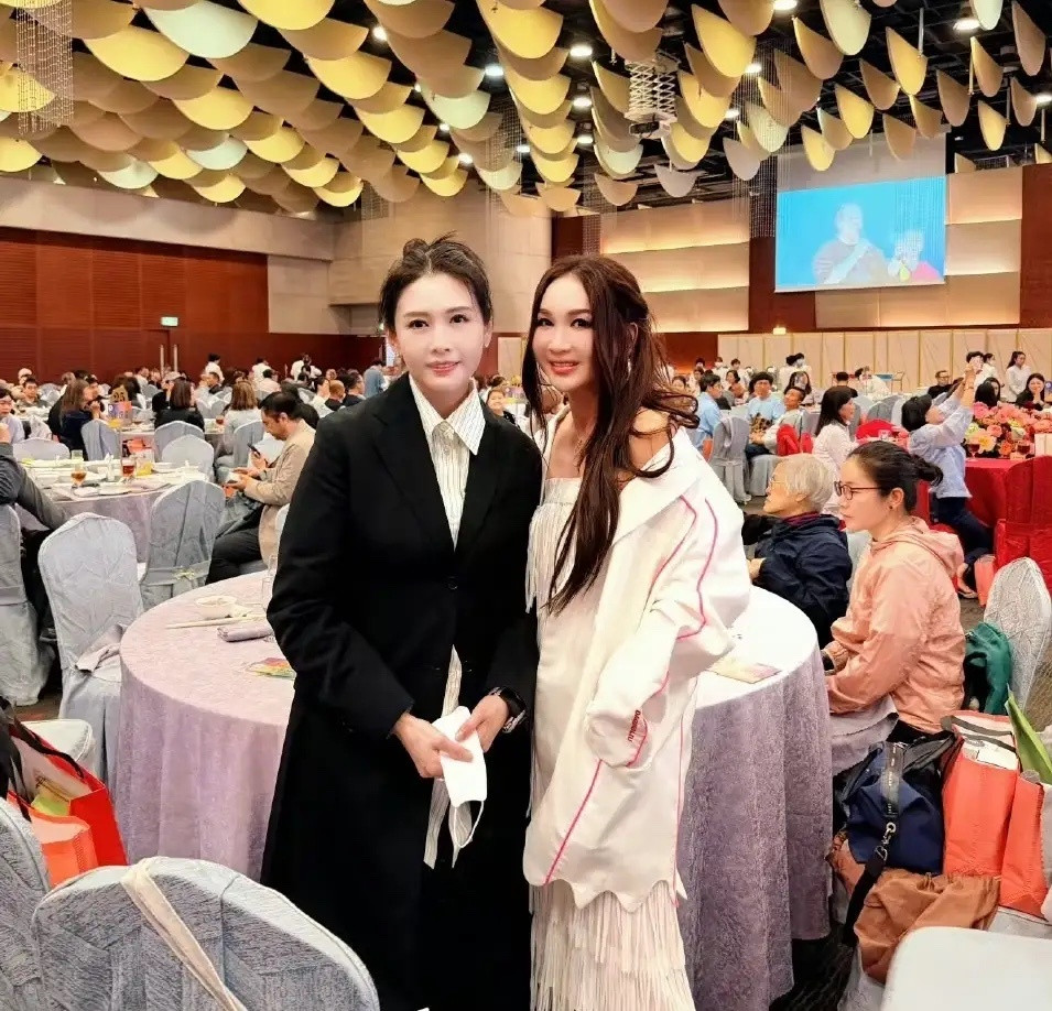 邱淑贞和温碧霞合影，两人都参加了曾志伟的寿宴！不得不说，港圈女神的含金量，还是很