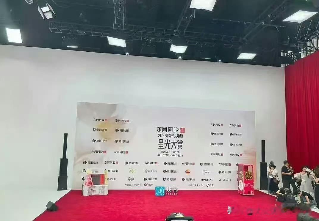 腾讯视频不是最有钱💰的平台吗？怎么办个年终颁奖典礼整这么寒酸！这拍照📸背