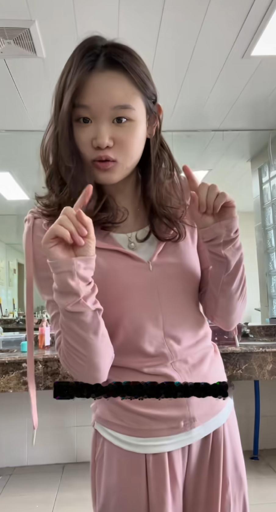 张家齐去年和妈妈关系还挺好，还一起在北京看房。刷到她2025年8月发布的视