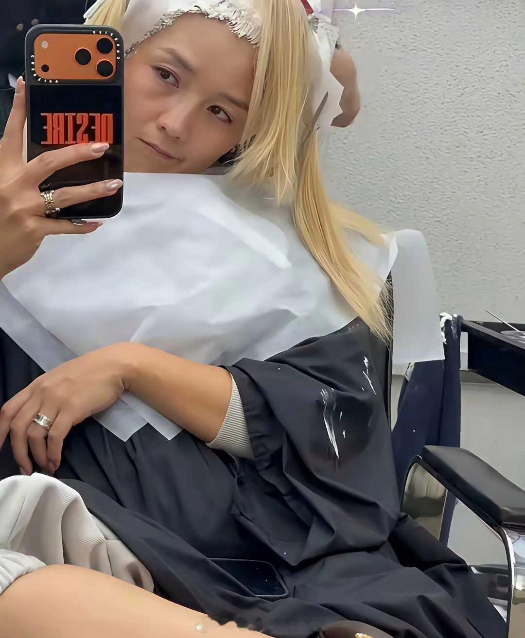 何洁快四十岁了，还是那么爱美，头发几乎不染黑，都是飘得浅色系。何洁是超级女声出道