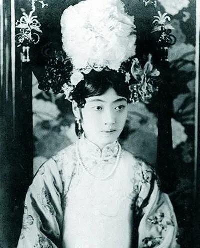 1935年，溥仪给了随身侍卫祁继忠400大洋作为封口费，然后下令将婉容生的女儿扔