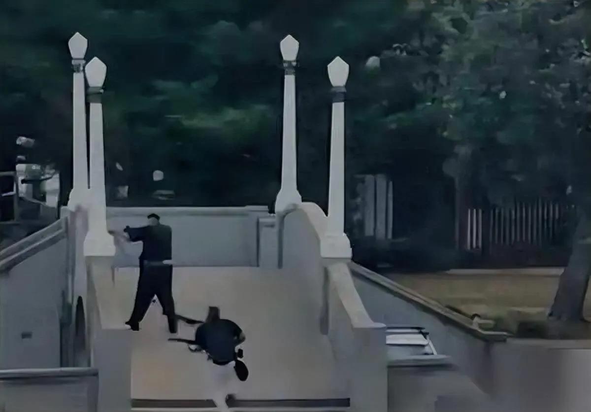 邦迪海滩的枪响，碎了光明节的笑。可更吓人的，是凶手父子的“日常”。父亲是