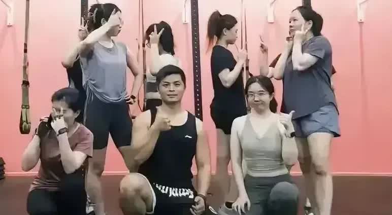 30岁工行女高管出轨健身教练，被银行高管老公捉奸。男子黄某某自称工行惠州惠城