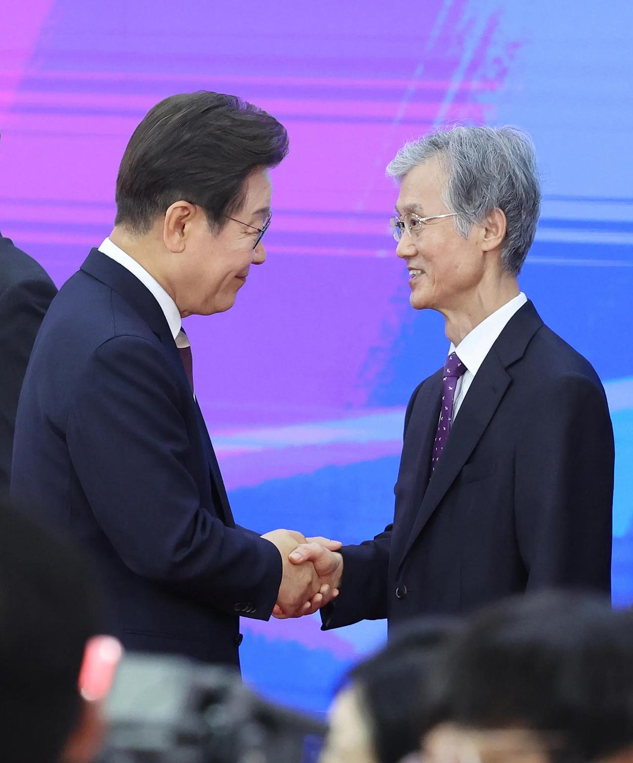 李在明涉嫌的审判暂停，国民力量牢骚满腹，极力怂恿检察厅抗诉。敏感时刻11日美