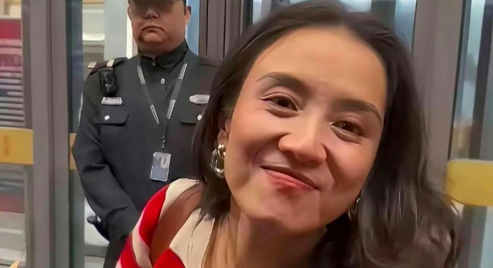 宋佳素颜出境，没有妆容修饰，主打一个真实自然的美貌