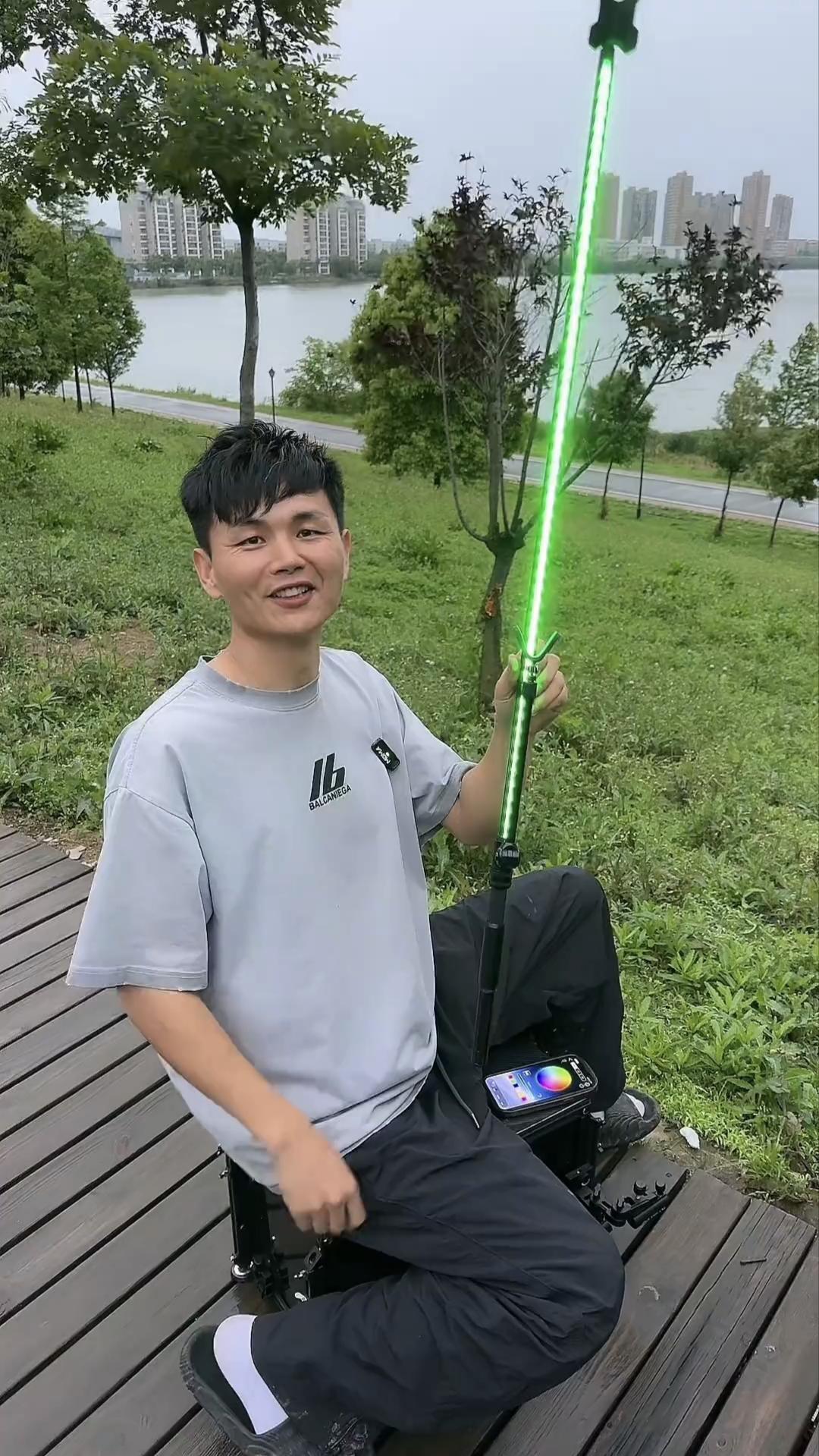 脑洞大开的钓鱼佬，总是在钓具的研发改良上精益求精，这次带来的是发光手机可控式大物