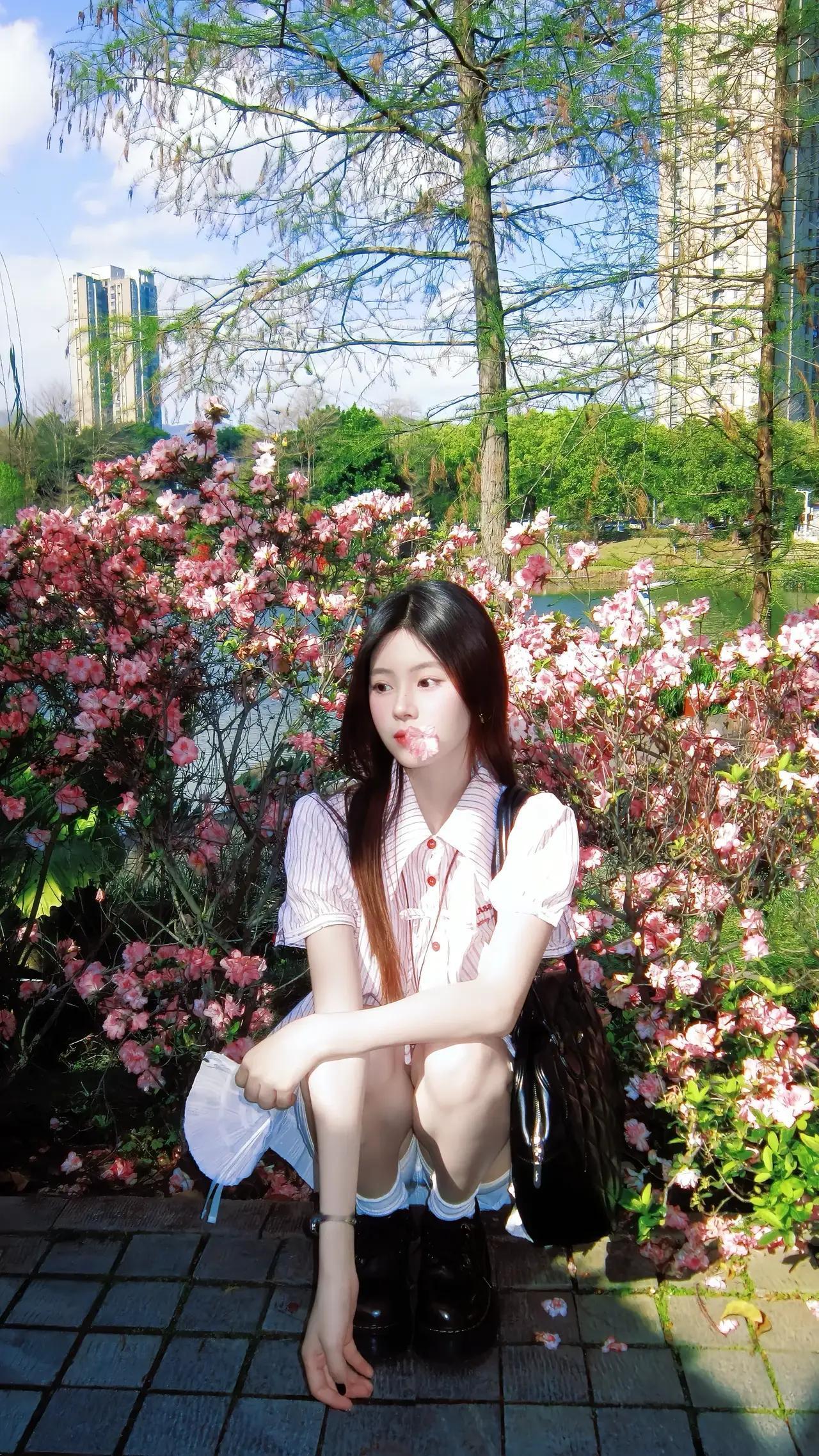 少女与花海，青春与自然，美好时光定格花海少女感花海少女照紫色花海少女花海少