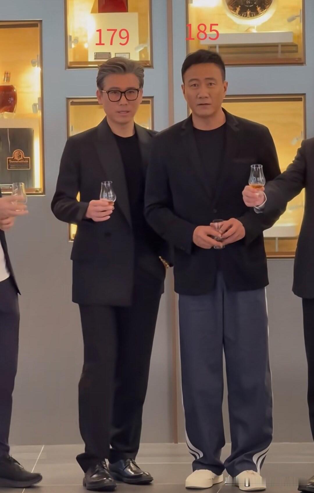 现实中的李乃文显个子，看起来比于和伟还高点，不过站在胡军身边，就要矮一截了。抛开