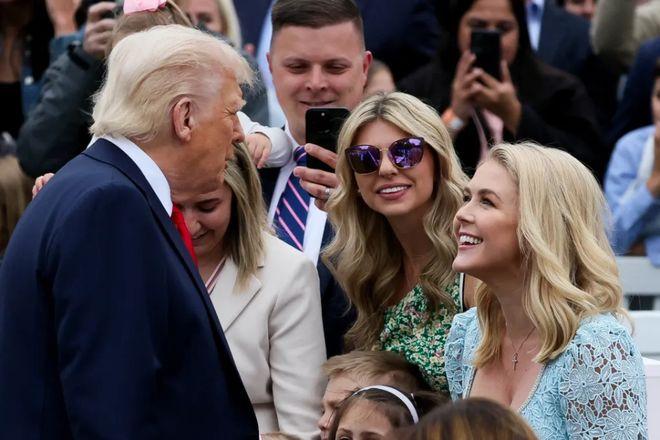 “我们还留着她吗？”公开把低支持率甩锅给忠心耿耿的白宫新闻秘书卡罗琳·莱维特。