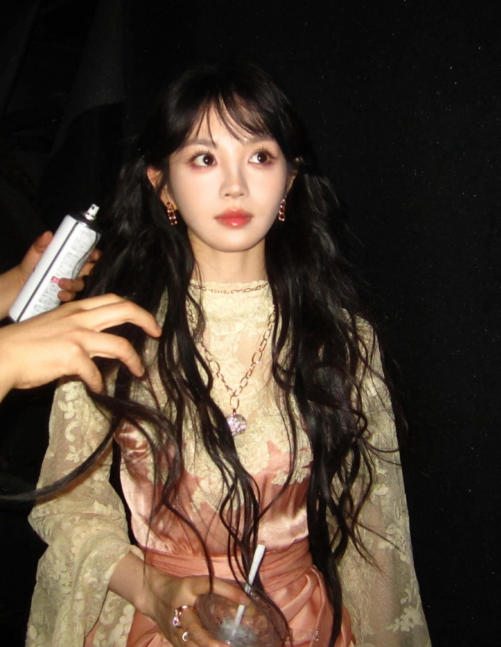 田曦薇鞠婧祎徐若晗撞衫，尖叫之夜也算比较重要的活动了，同期花也穿过好几次，短时间