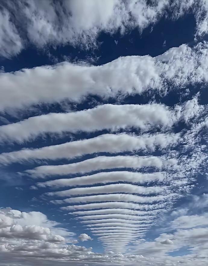 你见过通往天际的云梯吗？这张照片定格了天空中一场罕见又震撼的
