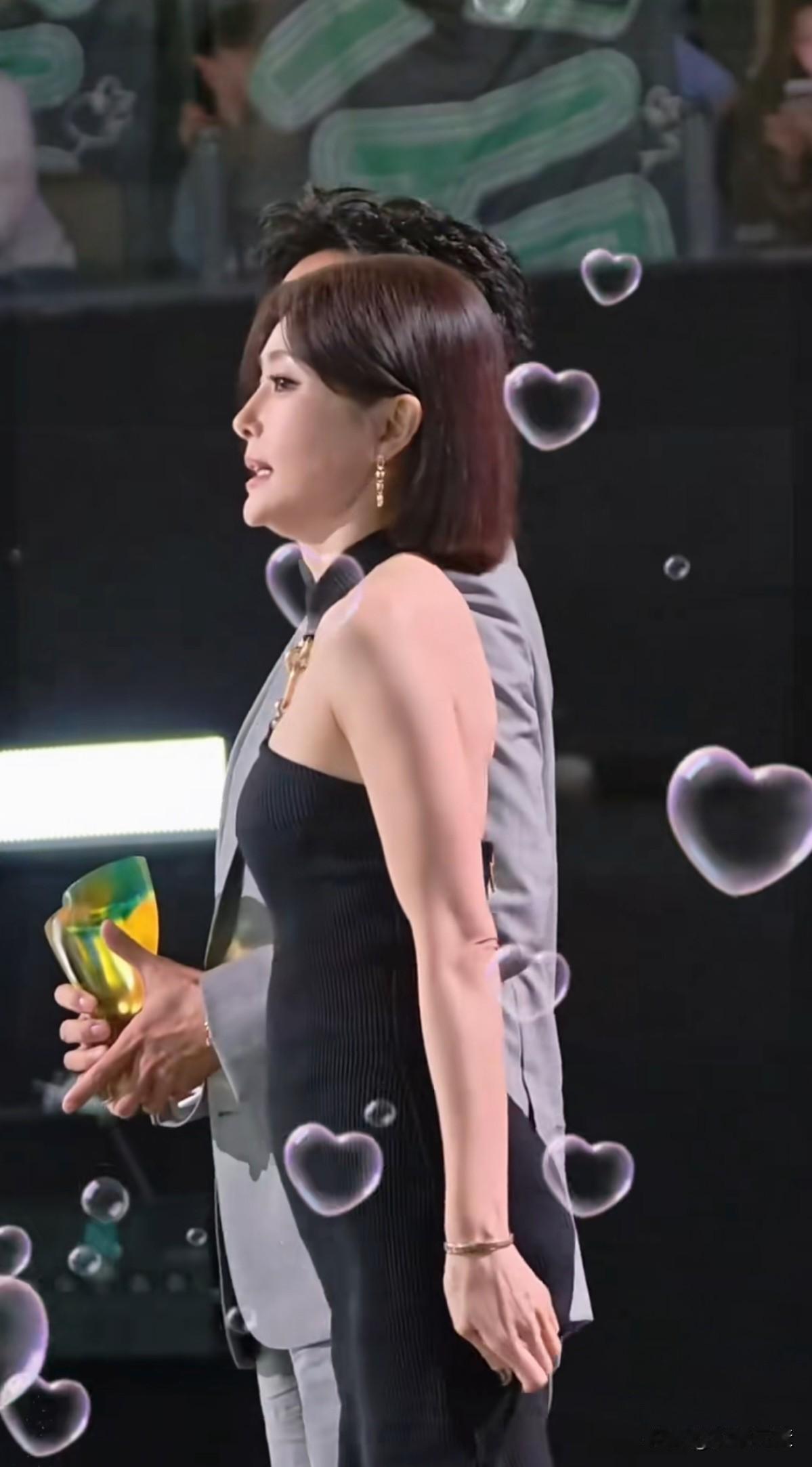 秦岚都40好几了，还这样亭亭玉立，落落大方，身材真好。哪个男人见了她，都会