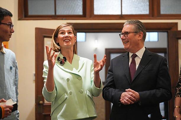 英国首相在上海最后一站，还和英国演员裴淳华同框亮相！1月31日，英国首相在上海