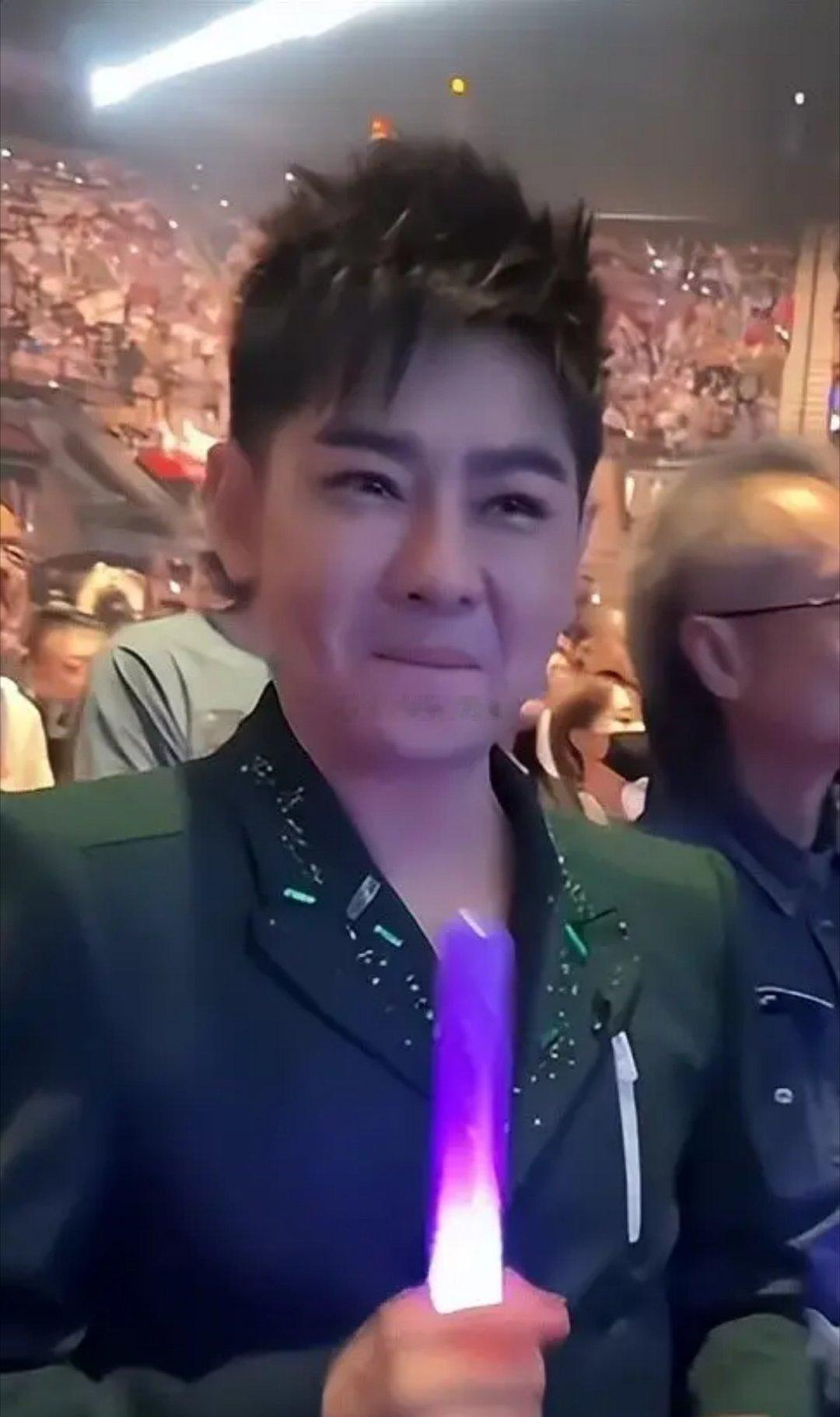 杜德伟演唱会上林志颖太尴尬，脸僵发福终于像郭德纲……​​​