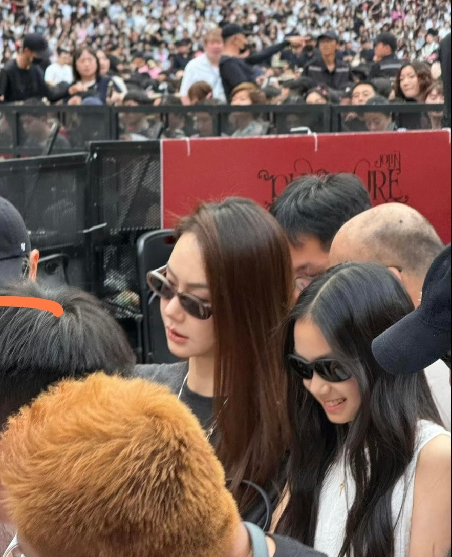 戚薇李承铉女儿11岁近照戚薇李承铉女儿居然长这么大了网友偶遇戚薇李承铉和女儿在看