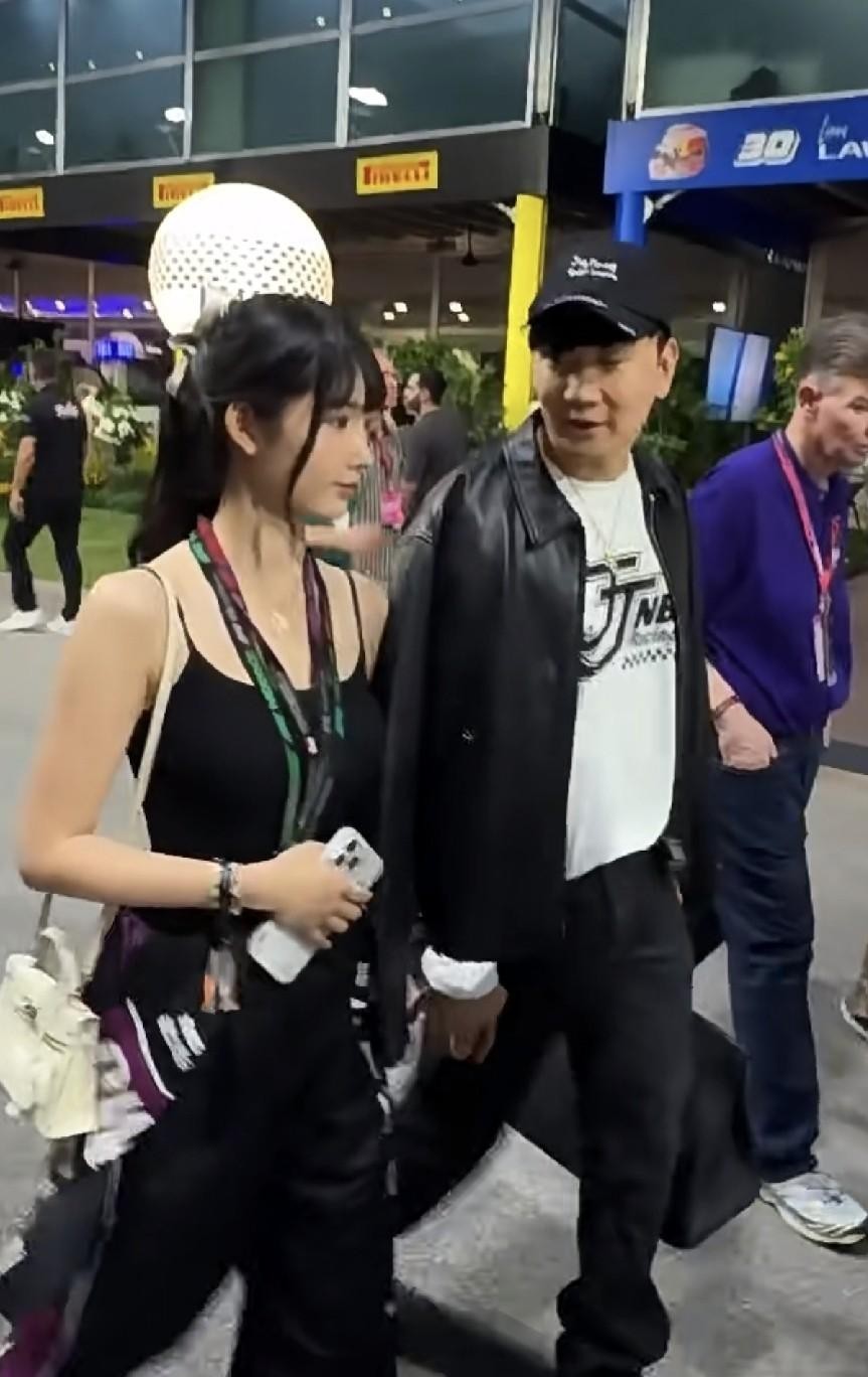 43岁的林俊杰带着小他二十岁的新女友在新加坡逛街，当场被路人逮了个正着。面对突如其来的镜头，小姑娘七