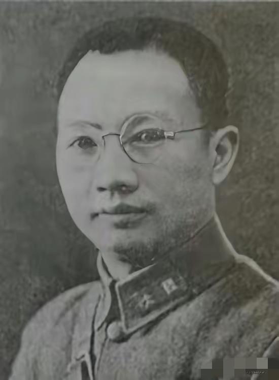 1949年夏，国民党军长刘伯龙乘车赴云南，在公路上，有一辆军用卡车因抛锚停在路中