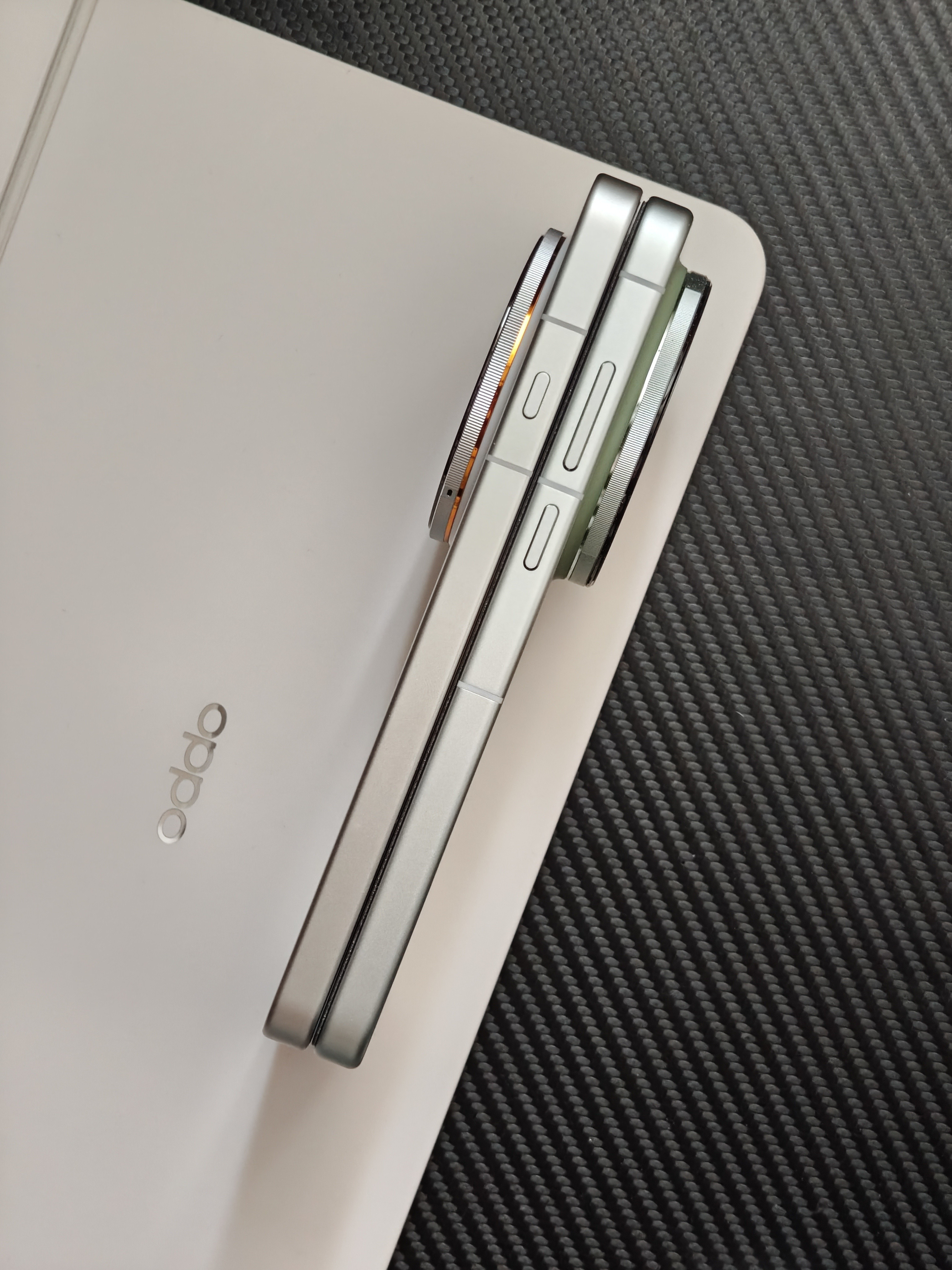 OPPOFindX9Ultra跟vivoX300Ultra屏幕大小一