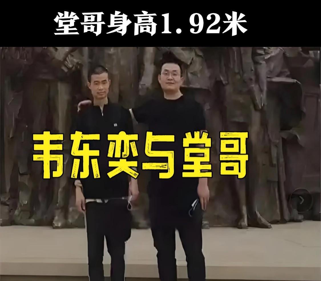 恕我直言，北大食堂桌子的高度太矮😡😡所以韦神只能勾着背，贴着桌面吃