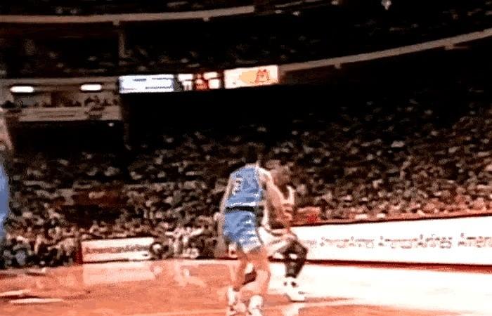 50年一个科比，百年一个乔丹！这句话点出两人的传奇地位，还提到科比得分手段丰