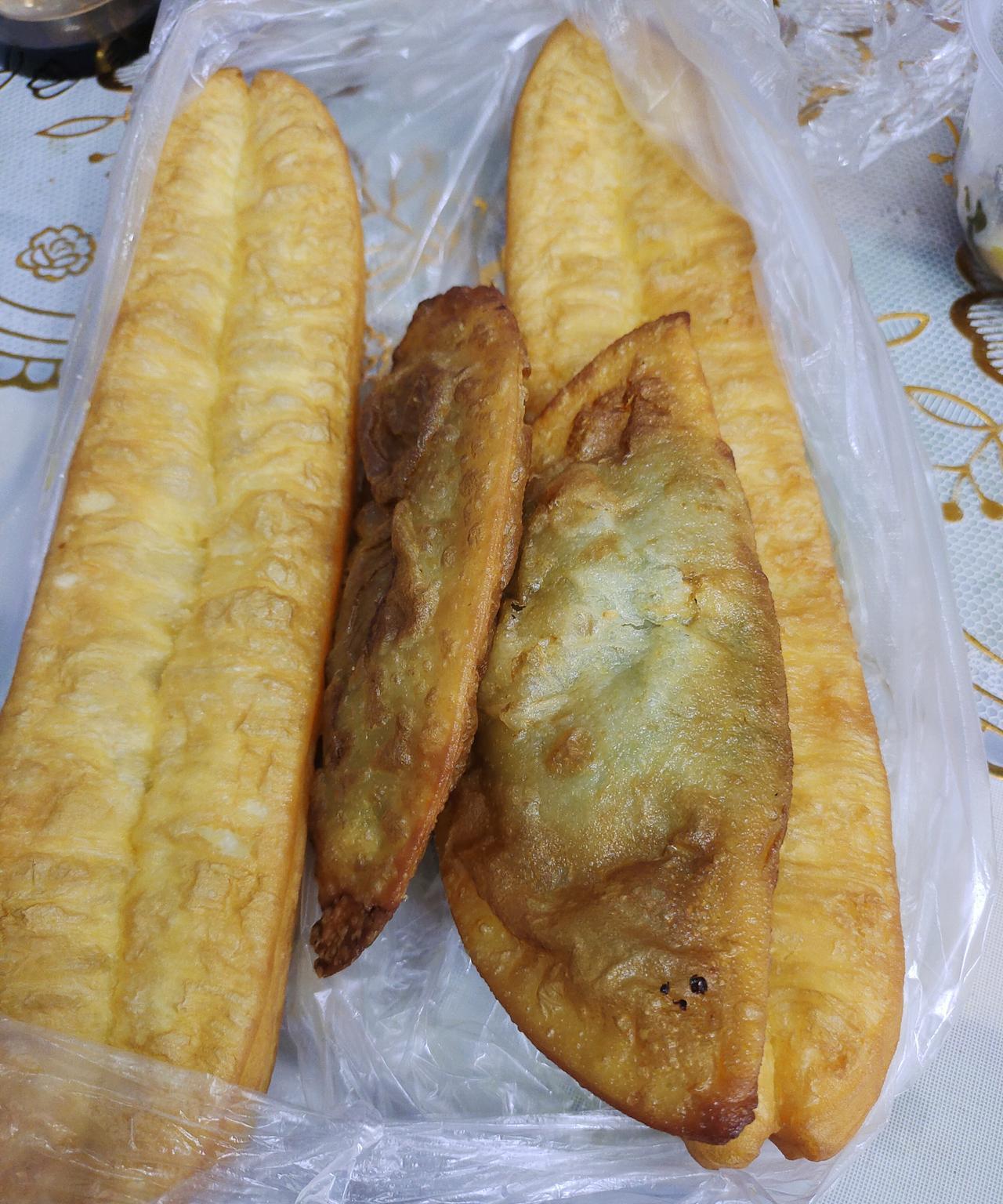 我怀疑油条和菜角是半成品，因为我买了好几家对比，发现味道都差不多，关键大小也一样