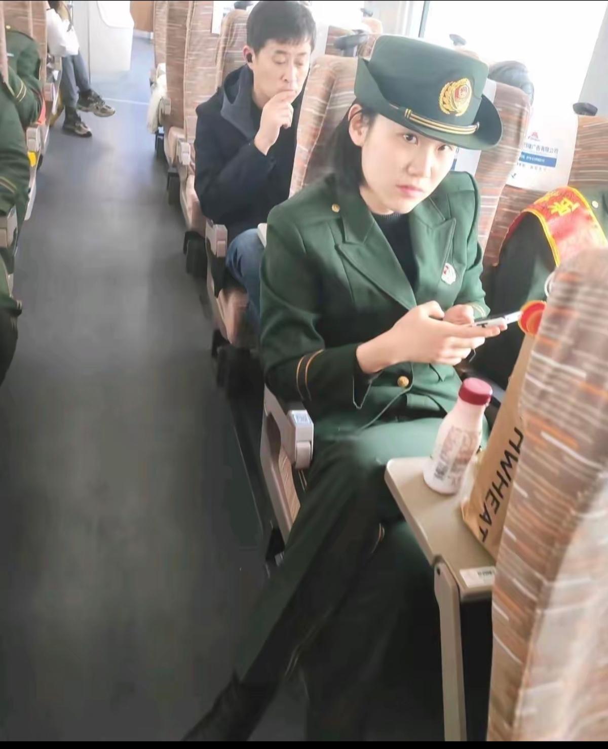 在高铁碰到的刚退伍女兵，仍然英姿飒爽，不失军人风采