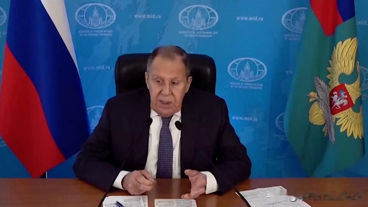 俄罗斯外交部长拉夫罗夫今天表示，乌克兰的非军事化和去纳粹化是结束战争的必要条件：