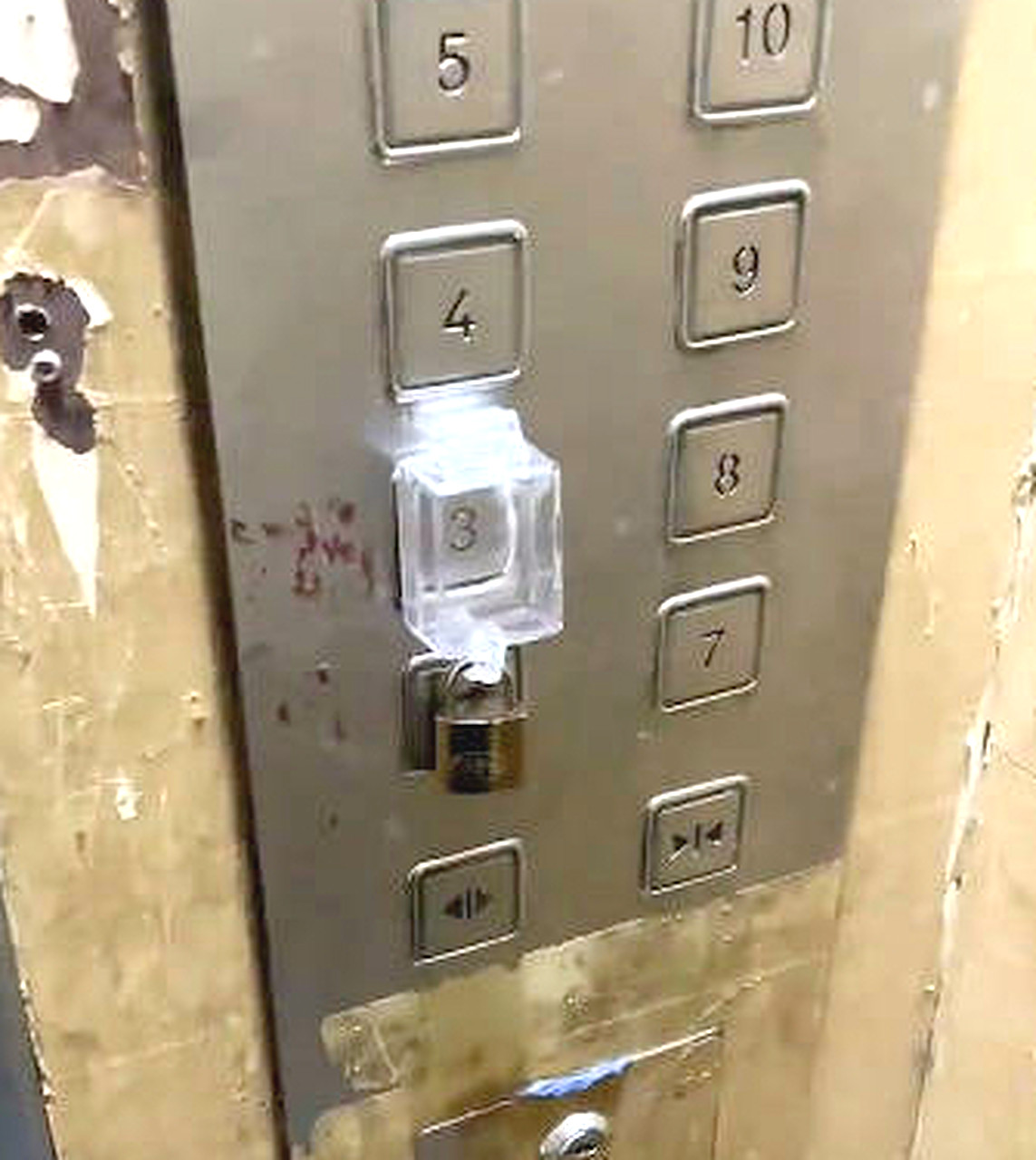 网友：三楼没交电梯费，这下有的受了