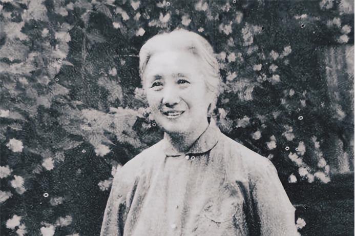 1950年，宋时轮在一家饭店用餐。服务员报出老板娘名字的瞬间，宋时轮手里的象