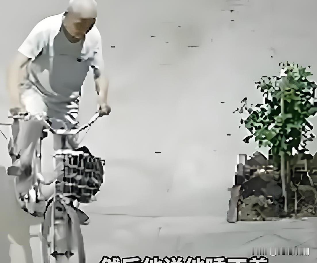 【即便你当了爷爷，也是父母哄睡的小孩】最近河南驻马店一段监控，看哭了无数人