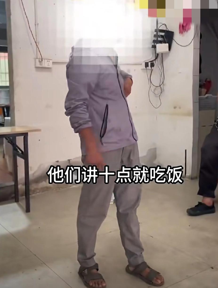 莫把善良当软弱！近日，浙江义乌一男子去免费餐馆吃饭，一直催促：“快点做饭，我肚子