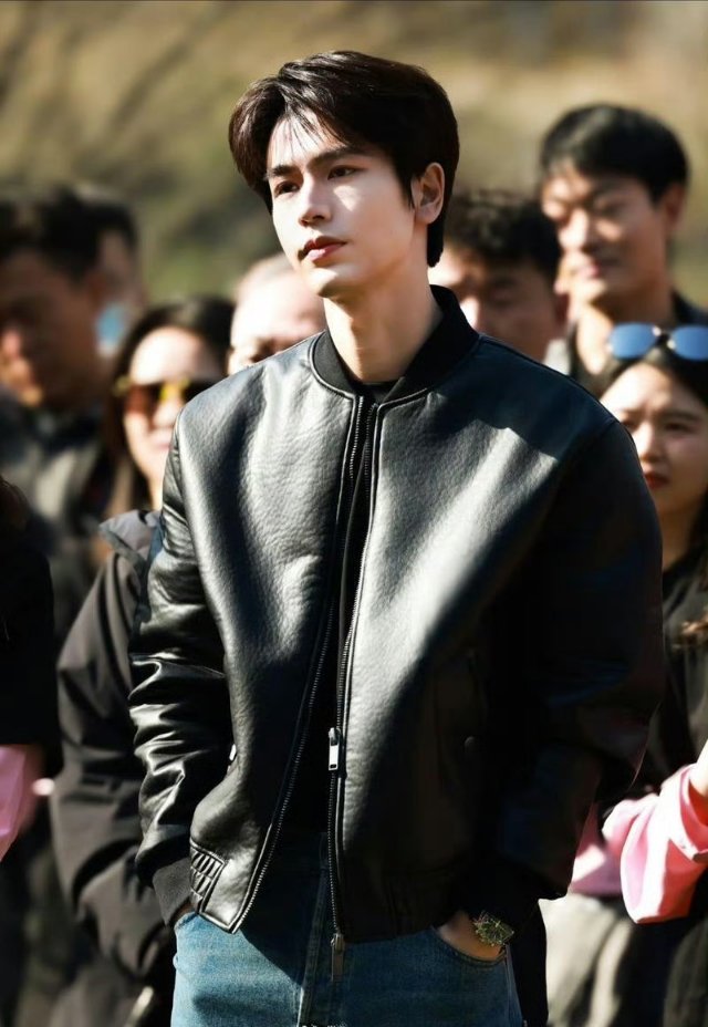 朋友跟我讲一个男明星，讲得挺星星眼的：张凌赫原名张家玮，1997年12月30日出