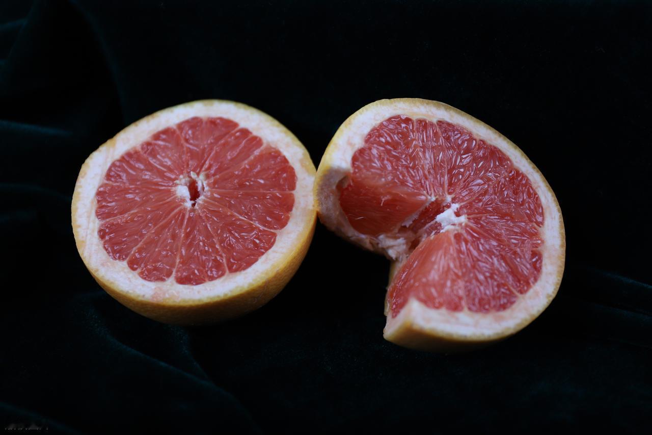 这个用药禁忌千万别忽视！很多朋友都不知道，吃药时吃“西柚”是一个巨大的健康隐患，