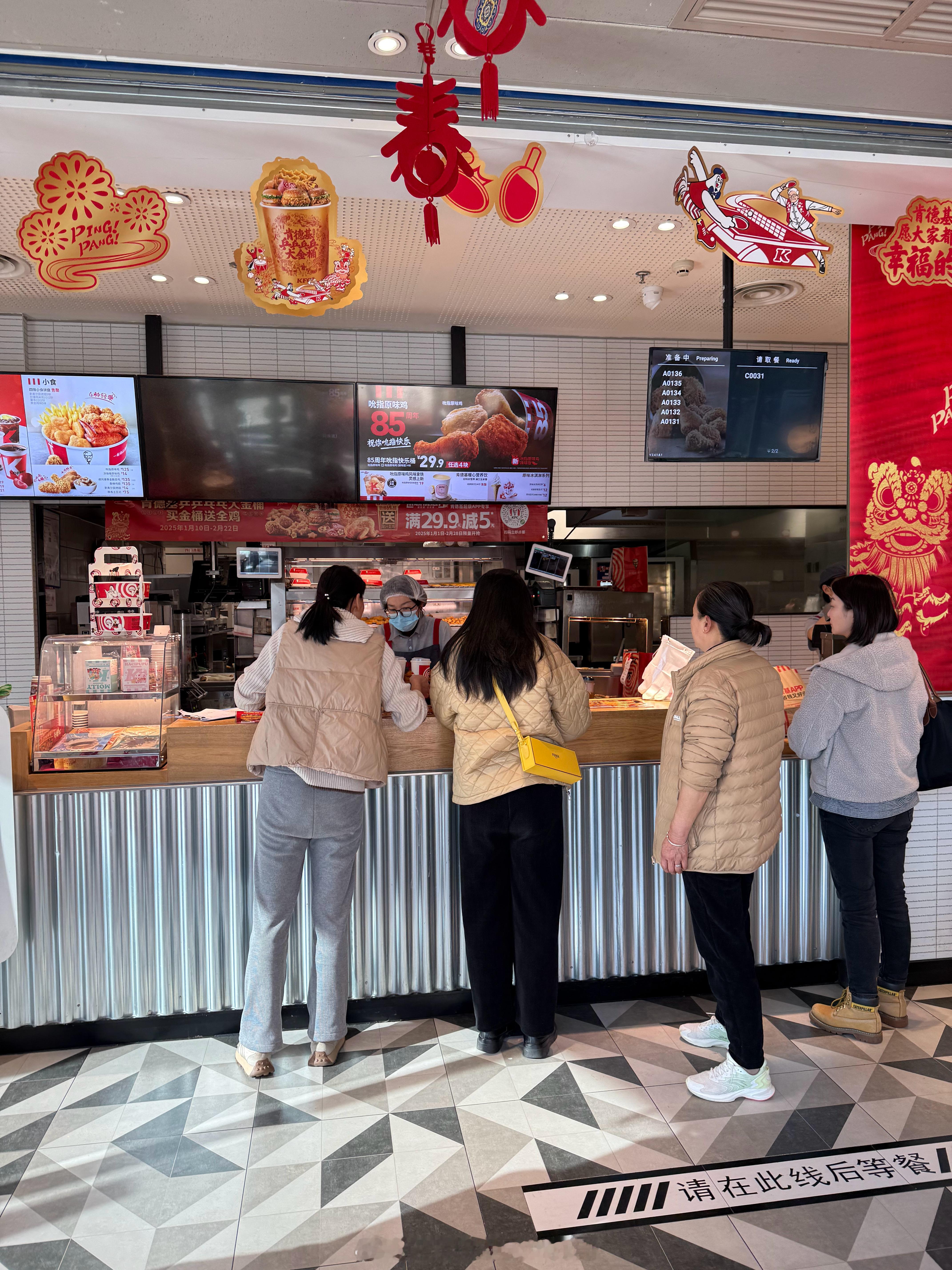 KFC顾客好多店员好少忙得团团转。