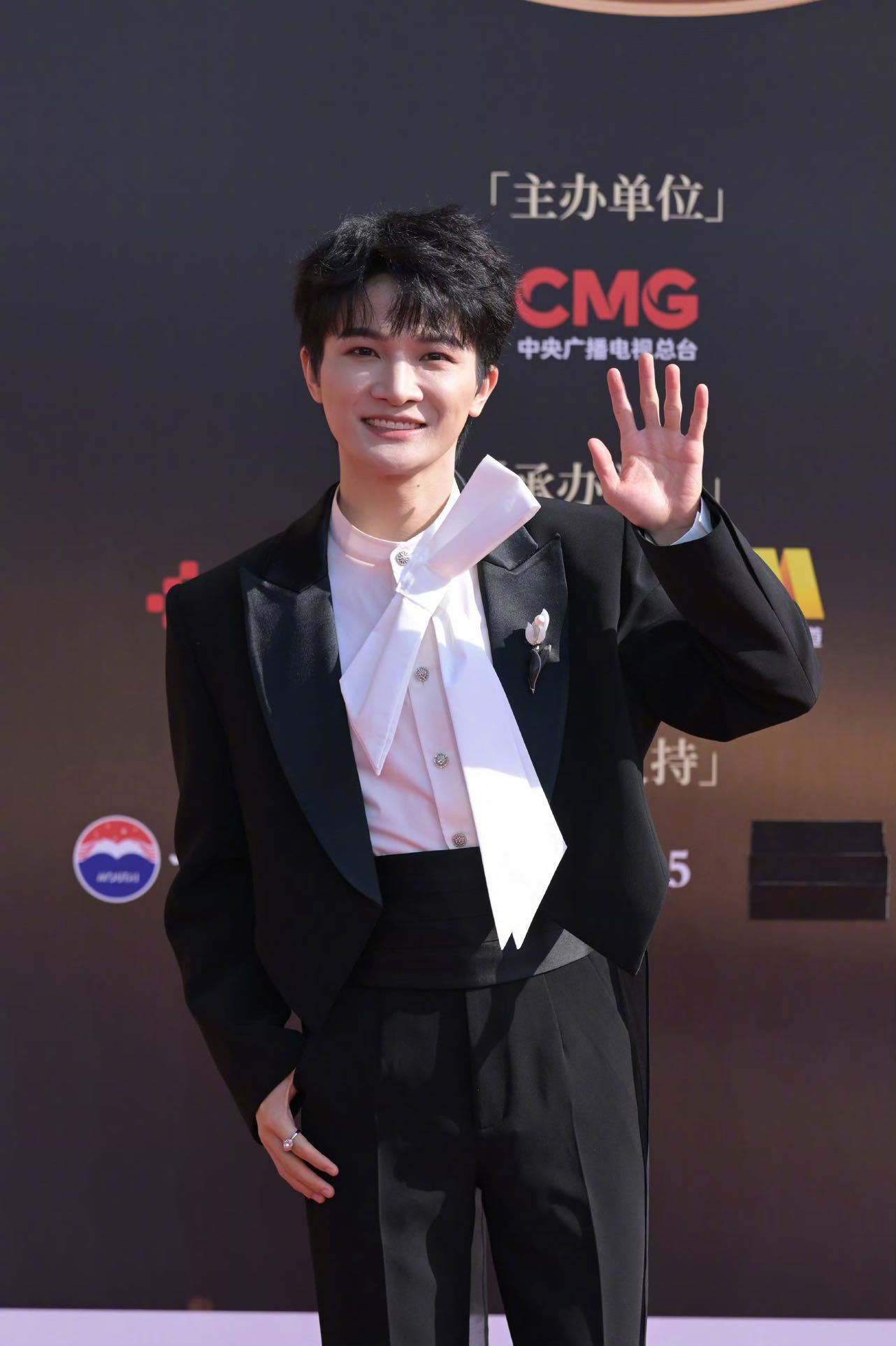 周深红毯来了周深红毯图来了！亮相CMG中国电影盛典，白色蝴蝶结西装造型简约大气