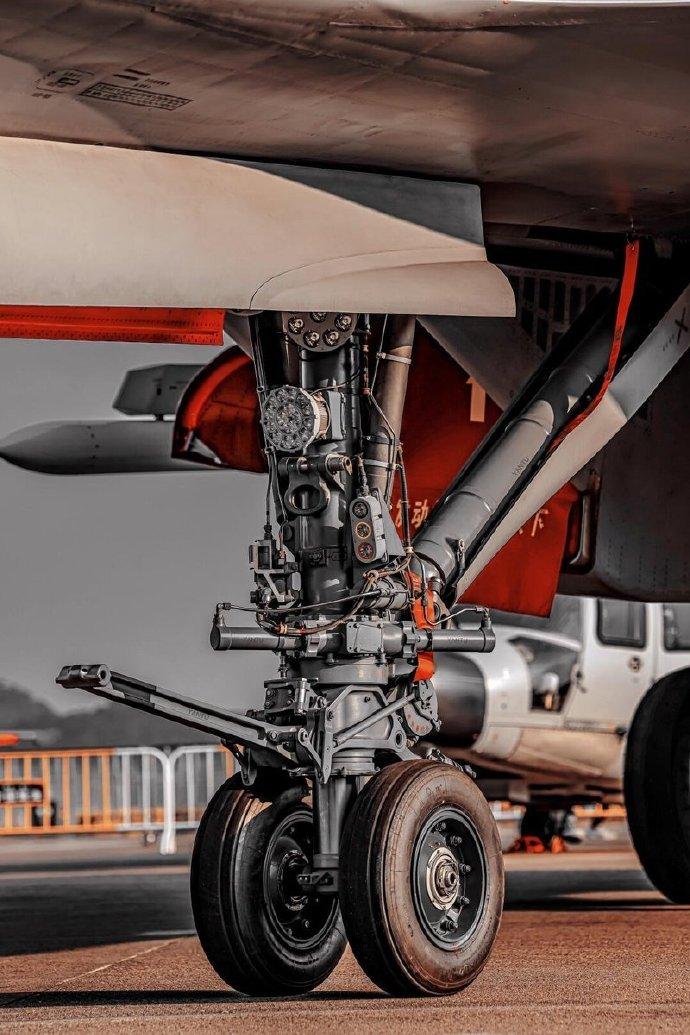 这是海军歼-15T重型舰载战斗机的前起落架，作为重型舰载战斗机，起飞重量接近四十