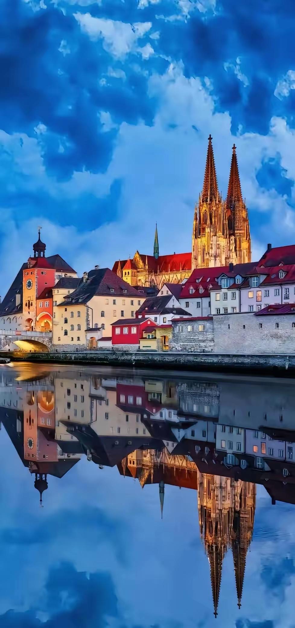 出租车司机说：“我拉过形形色色的乘客，发现一个规律：越是坐在后排指点江山、大谈国