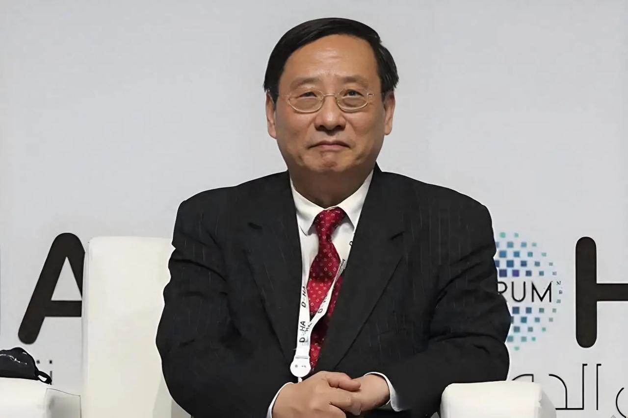 不参与，不承认，不执行。中国对南海仲裁案的态度，九年没变过一个字。英国记者当众发