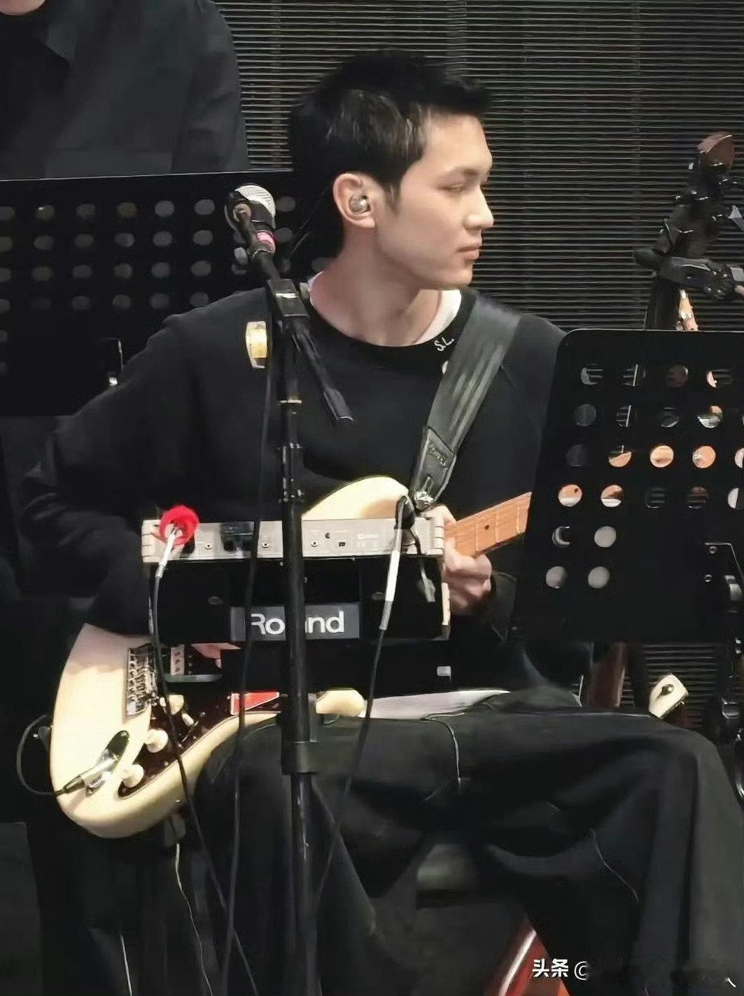 185cm寸头帅过爸！张智霖演唱会19岁儿子当吉他手，眉眼一模一样​