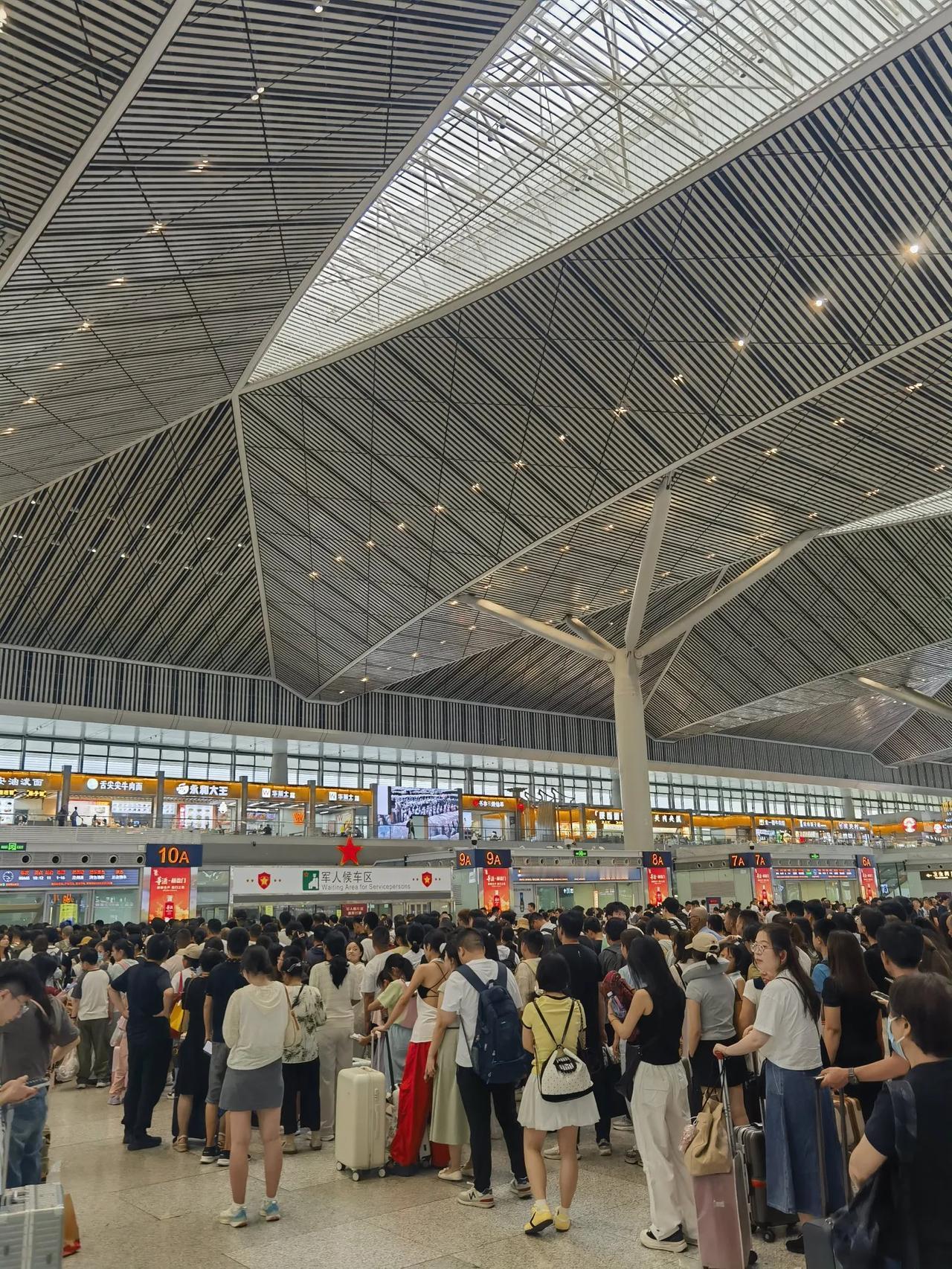 火爆的西安北客站！今天是周六西安北客站依然客流爆满，蔚为壮观，充分体现出西安作为