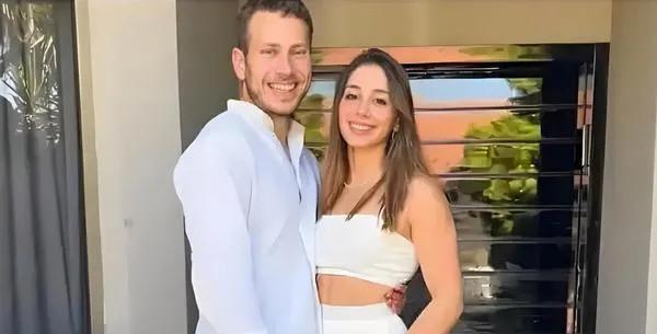 内塔尼亚胡还是挺有自知之明的，他的儿子阿夫纳本来定在16号办婚礼，估计小两口早就