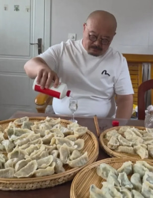 不了解刀郎的人，估计还会以为这大叔就是刀郎吧。[捂脸哭][捂脸哭][捂脸哭]
