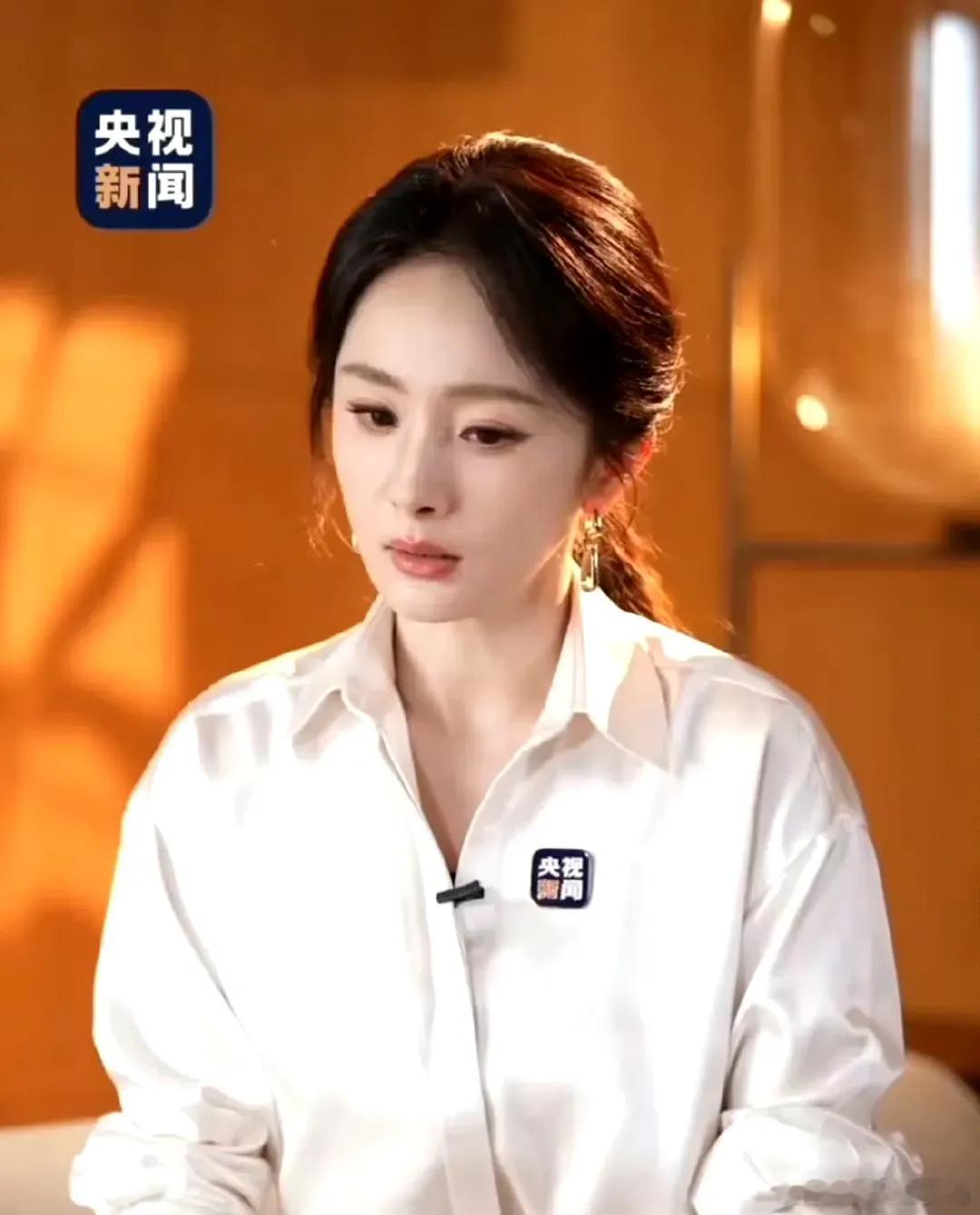 杨幂和赵丽颖，这两位娱乐圈的“花旦”，真的是打了个平手吗？瞧瞧杨幂在2025年