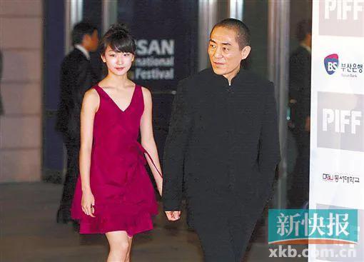 老谋子牵手的这位小美女，是谁！小女可能只有十几岁吧[捂脸哭]