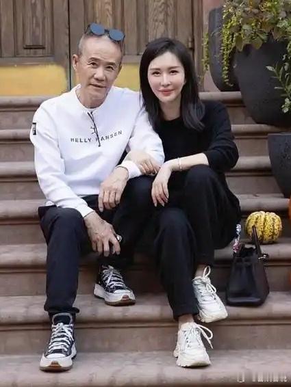 王石和田朴珺约会摔断了两根肋骨74岁富翁王石与44岁小娇妻田朴珺滑雪时意外摔倒