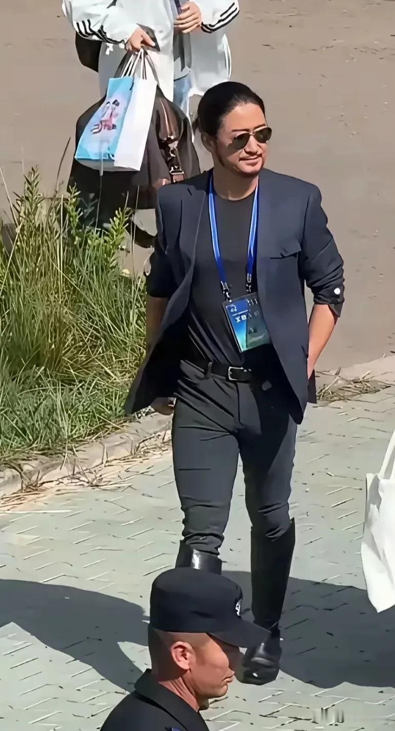 吴京现在出门，谢楠都不提醒一下吗？看五十出头的吴京，梳着大背头，扎着小辫，穿着
