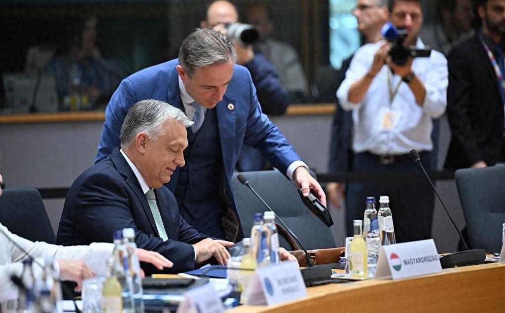 谁能想到，地中海畔一场看似波澜不惊的海滨聚会，竟成了整个欧洲政坛的权力洗牌场。那